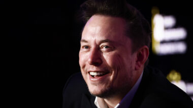 Elon Musk lacht.