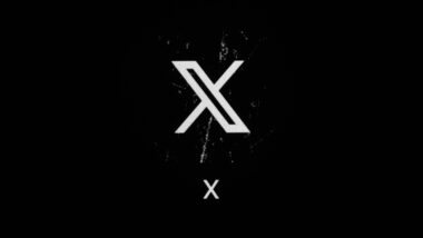 Das Logo der Plattform X - ein großes weiß-schwarzes X - vor schwarzem Hintergrund