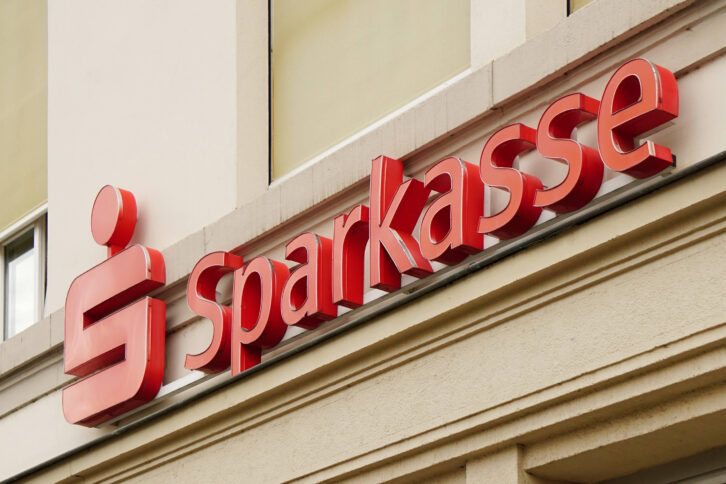 rotes Sparkassen Schild über Filialeneingang