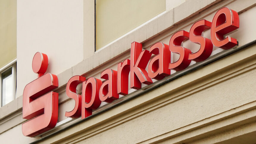 rotes Sparkassen Schild über Filialeneingang