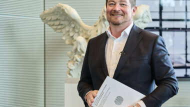 Polizeibeauftragter Uli Grötsch mit seinem Jahresbericht vor einer Adler Statue