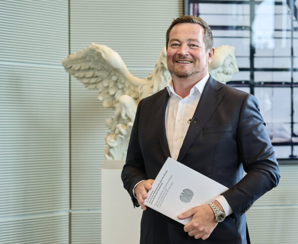 Polizeibeauftragter Uli Grötsch mit seinem Jahresbericht vor einer Adler Statue