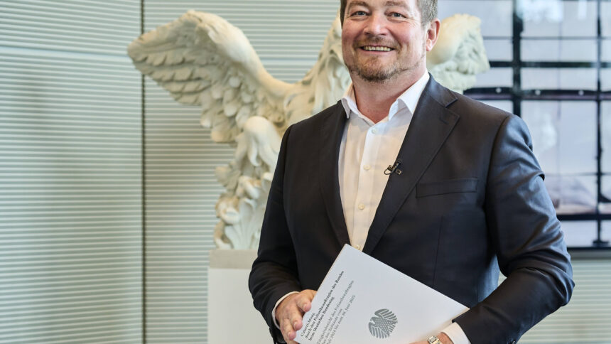 Polizeibeauftragter Uli Grötsch mit seinem Jahresbericht vor einer Adler Statue