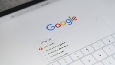 Bildschirm zeigt Google Startseite mit dem Suchbegriff duckduckgo
