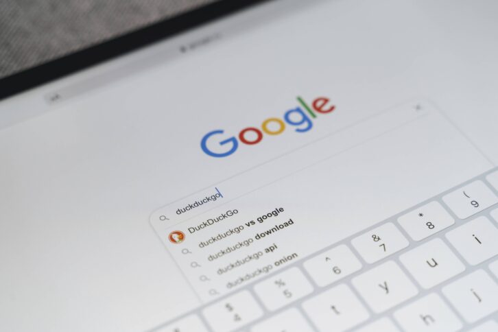 Bildschirm zeigt Google Startseite mit dem Suchbegriff duckduckgo