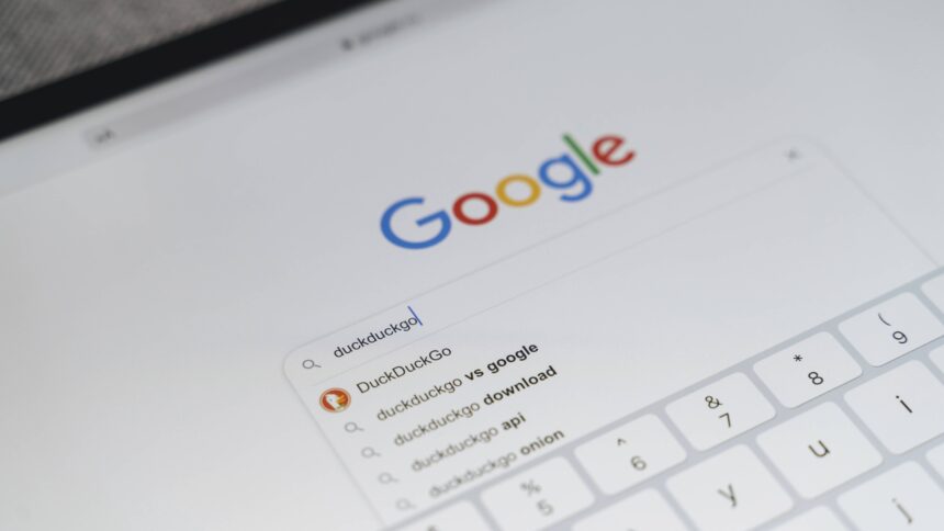 Bildschirm zeigt Google Startseite mit dem Suchbegriff duckduckgo