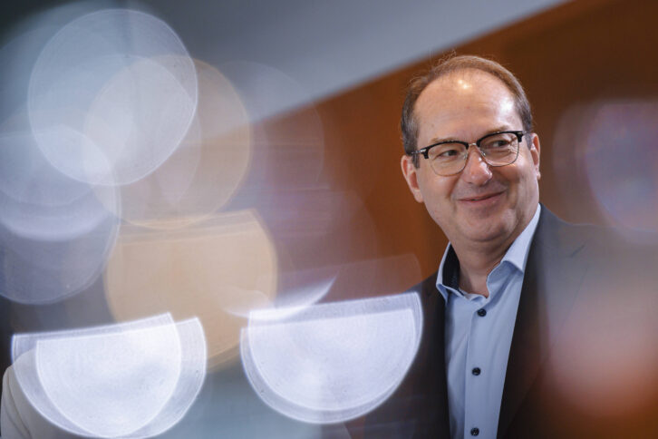 Mann im Anzug, links im Bild Richtreflexe