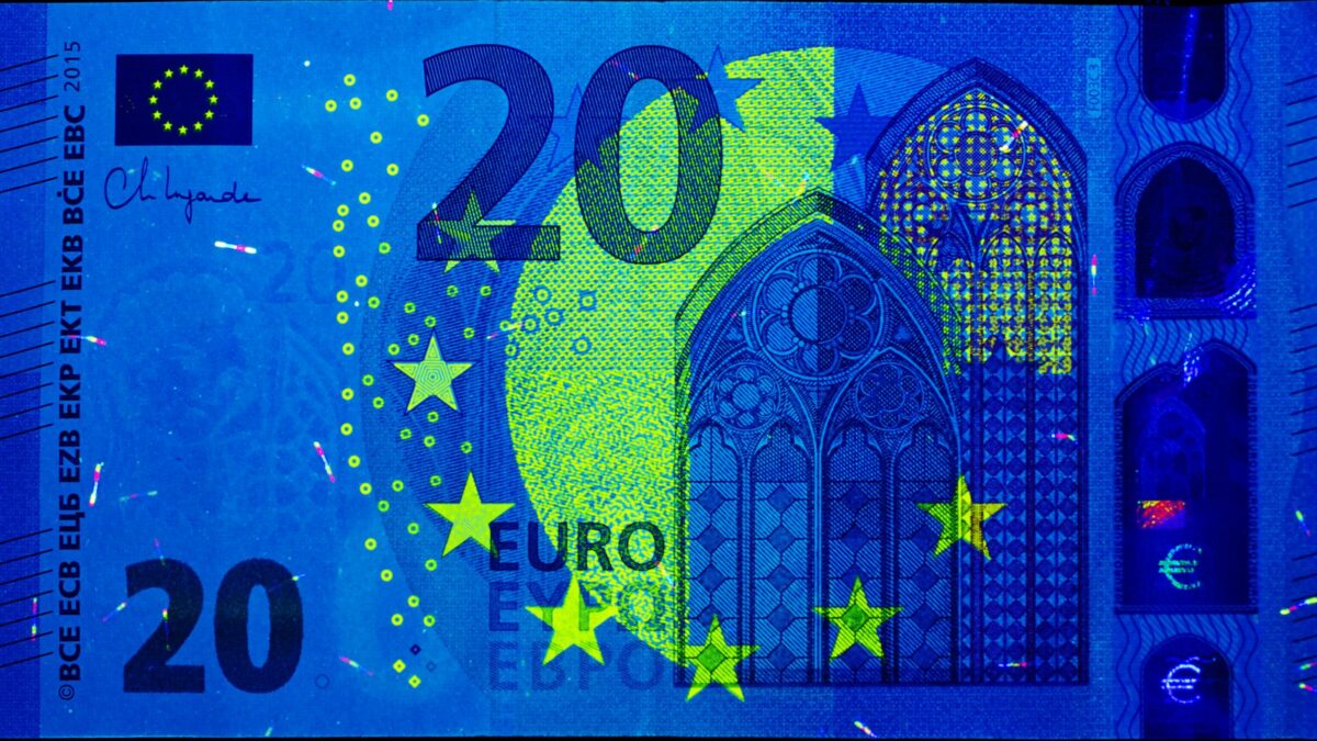 Ein 20-Euro-Schein unter Schwarzlicht.