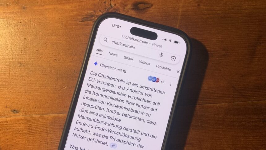 Foto eines Smartphones, das eine Google KI-Zusammenfassung zum Thema Chatkontrolle zeigt
