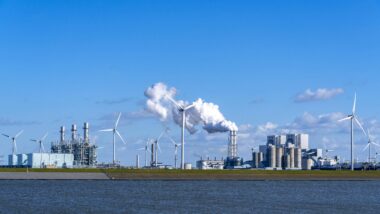 Gas- und Kohlekraftwerk mit Windrädern