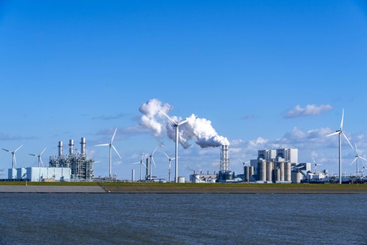 Gas- und Kohlekraftwerk mit Windrädern