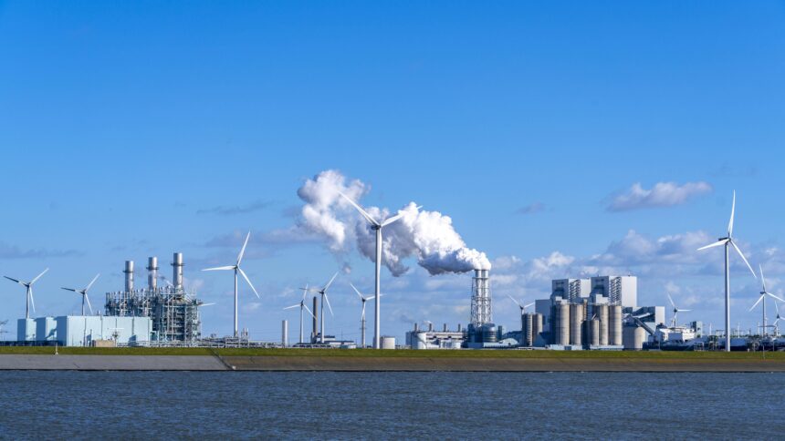 Gas- und Kohlekraftwerk mit Windrädern