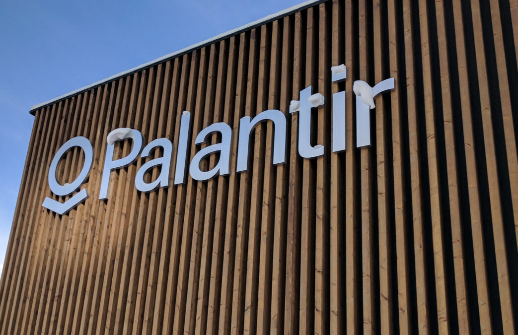 Logo Palantir am Pavillon beim World Economic Forum in Davos, Schweiz.