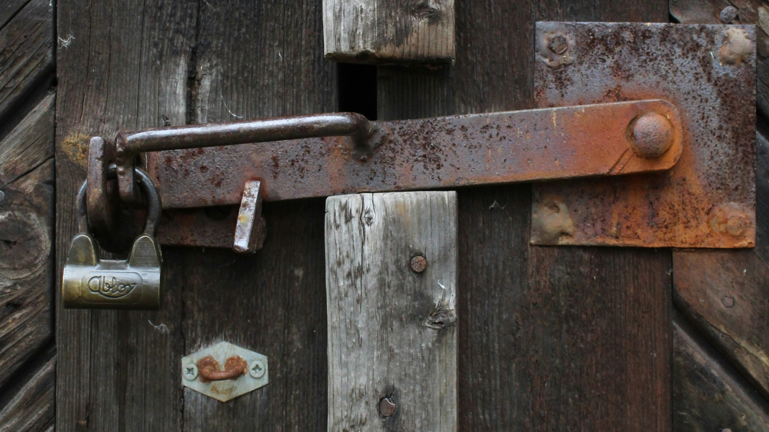 Alte Holztür mit Schloss