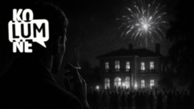 Ein Bild in fast schwarzen Tönen wie jemand mit einer Zigarette auf ein großes Haus schaut, über dem ein Feuerwerk ist.