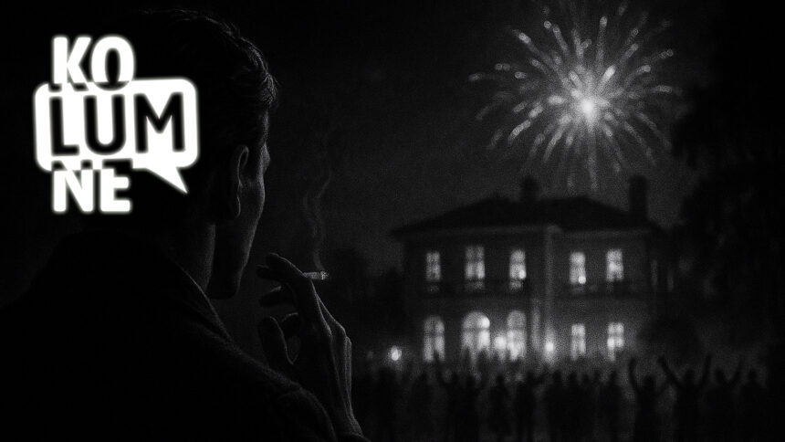 Ein Bild in fast schwarzen Tönen wie jemand mit einer Zigarette auf ein großes Haus schaut, über dem ein Feuerwerk ist.