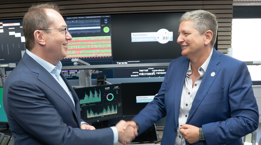 Bundesinnenminister Alexander Dobrindt und BSI-Präsidentin Claudia Plattner stehen vor Monitoren im Lagezentrum des BSI.
