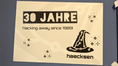 Ein Schild auf dem steht: 