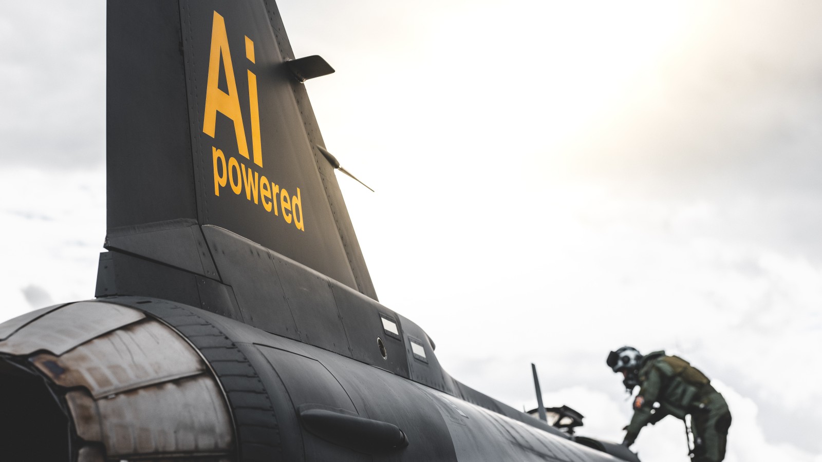 Der Heckflügel eines Düsenjets mit der Aufschrift "AI powered"