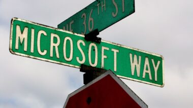Microsoft hat 13 Milliarden US-Dollar in OpenAI investiert und ist größter Anteilseigner.