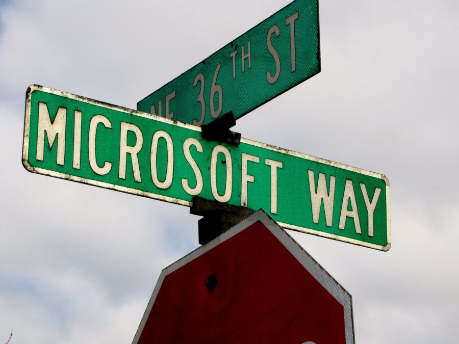 Microsoft hat 13 Milliarden US-Dollar in OpenAI investiert und ist größter Anteilseigner.