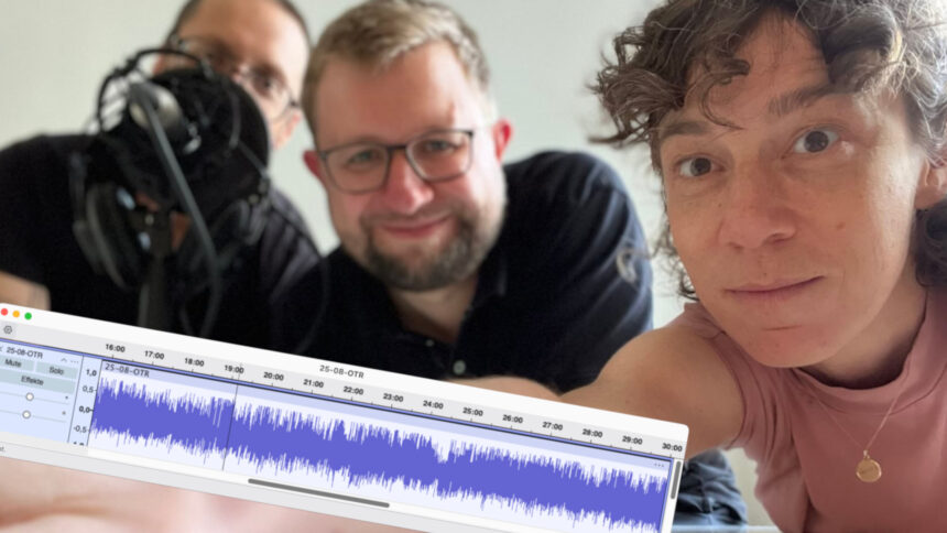 Drei Menschen machen ein Selfie am Tisch