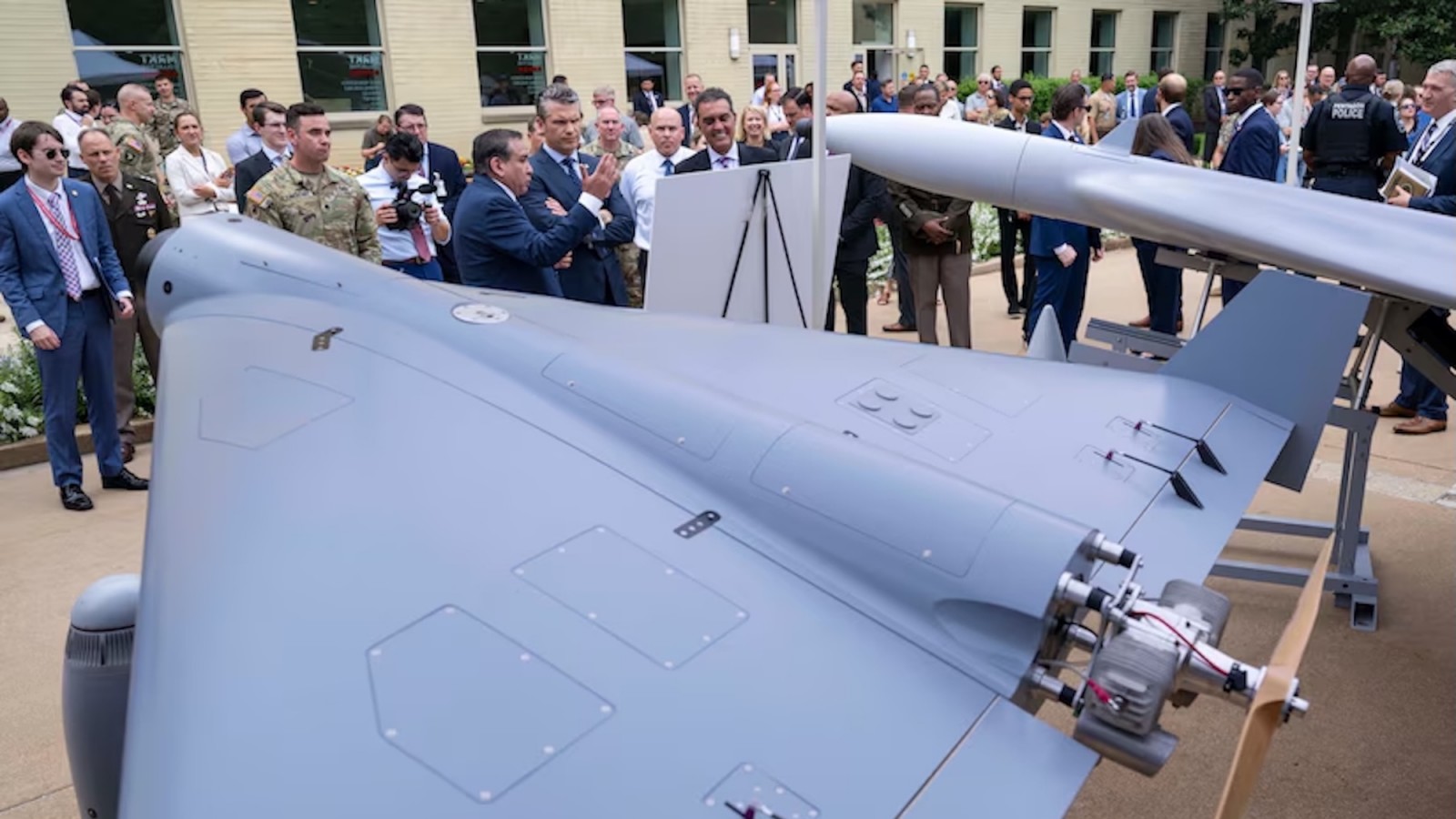 Eine Drohne, die von vielen Menschen umringt wird.