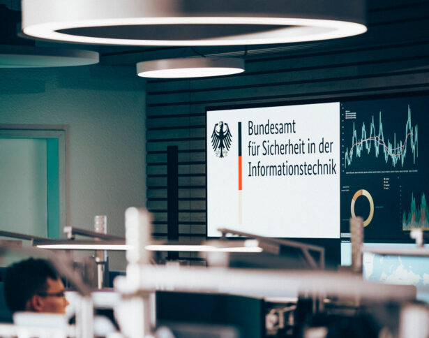 BSI-Lagezentrum mit BSI-Logo