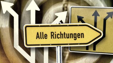 Collage: im Hintergrund ist ein verschwommene Zielscheibe; davor ein Schild mit Pfeilen, die in verschiedene Richtungen zeigen; links daneben der Schattenriss der Pfeile; im Vordergrund ist ein Straßenschild mit der Aufschrift "Alle Richtungen"