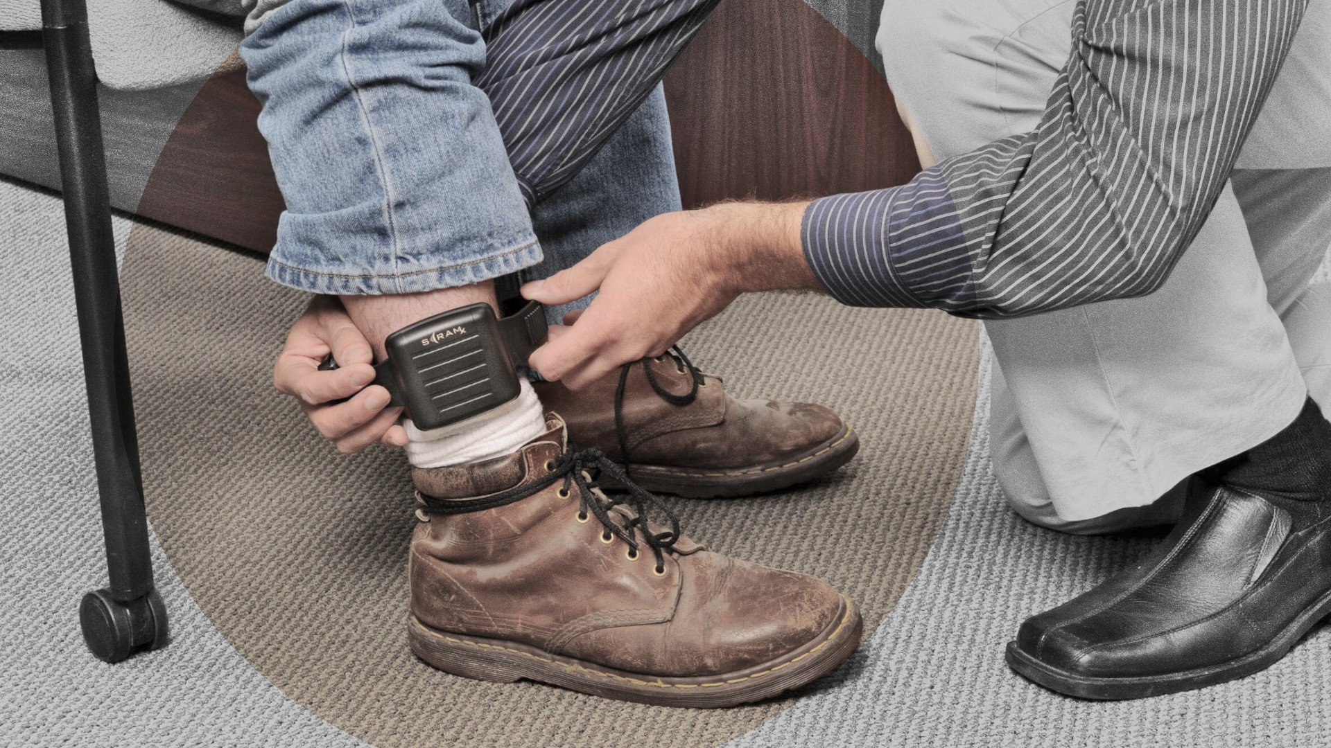 Einer Person wird eine elektronische Fußfessel angelegt