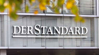 An einem Gebäude steht „DerStandard"