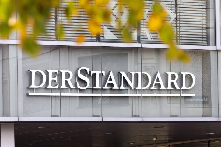 An einem Gebäude steht „DerStandard"