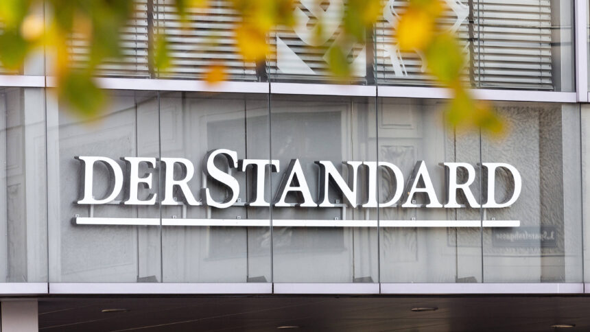 An einem Gebäude steht „DerStandard"