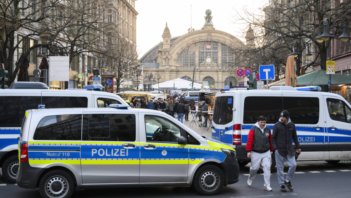 Polizeiautos vor dem Hauptbahnhof in Frankfurt am Main.
