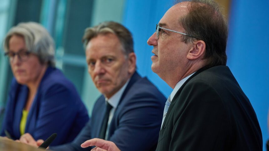 Drei Personen vor blauem Hintergrund, namentlich Alexander Dobrindt, Holger Münch und Kerstin Claus