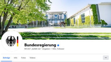Screenshot vom Header der Facebook-Seite der Bundesregierung, das Titelbild zeigt das Bundeskanzleramt im Grünen