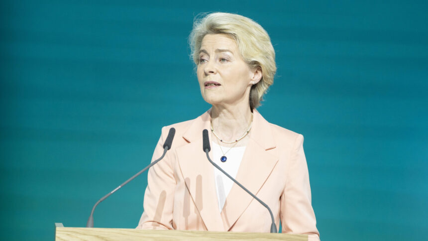 Ursula von der Leyen mit hellem Blazer steht an einem Rednerpult