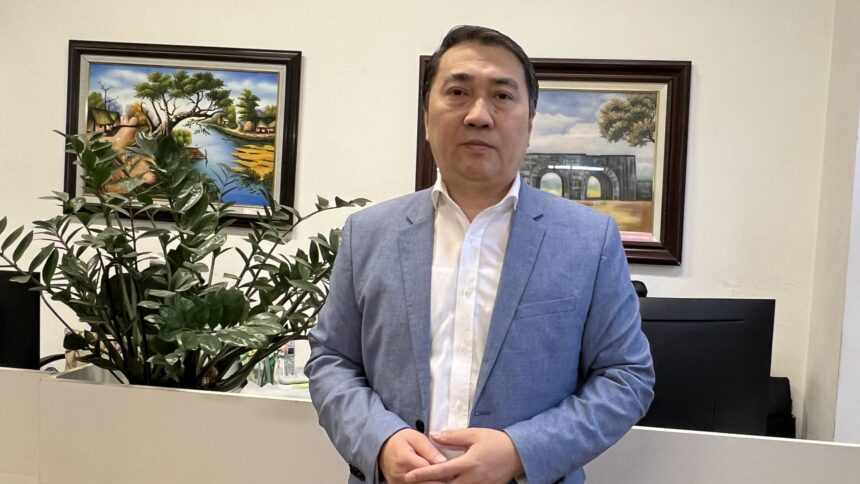 Der Journalist Trung Khoa Lê in einem Büro. Er...</div>
</font>
<br>
<br>
<font face=