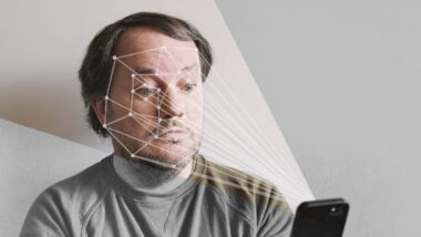 Ein Mensch lässt sein Gesicht per Smartphone biometrisch scannen.