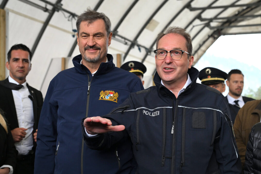 Alexander DOBRINDT Bundesinnenminister und Markus SOEDER Ministerpraesident Bayern und CSU-Vorsitzender machen sich ein Bild von den Grenzkontrollen der Bayerischen Grenzpolizei am Grenzuebergang Kiefersfelden / Inntal Ost am 15.05.2025 *** Alexander DOBRINDT Federal Minister of the Interior and Markus SOEDER State Premier of Bavaria and CSU Chairman take a look at the border controls of the Bavarian Border Police at the Kiefersfelden Inntal Ost border crossing on 15 May 2025