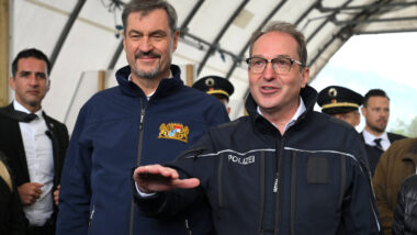 Alexander DOBRINDT Bundesinnenminister und Markus SOEDER Ministerpraesident Bayern und CSU-Vorsitzender machen sich ein Bild von den Grenzkontrollen der Bayerischen Grenzpolizei am Grenzuebergang Kiefersfelden / Inntal Ost am 15.05.2025 *** Alexander DOBRINDT Federal Minister of the Interior and Markus SOEDER State Premier of Bavaria and CSU Chairman take a look at the border controls of the Bavarian Border Police at the Kiefersfelden Inntal Ost border crossing on 15 May 2025