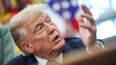 Donald Trump vor Amerika-Flagge.