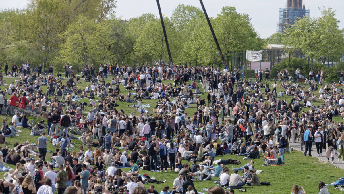 Eine Menschenmenge im Görlitzer Park in Berlin