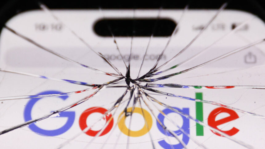 Zerbrochenes Handydisplay, darunter ist ein Google-Logo zu sehen.