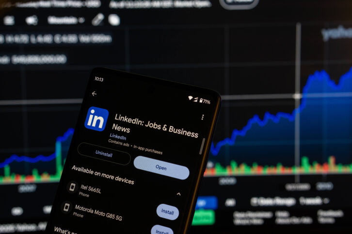 Auf einem Telefon ist die LinkedIn-App angezeigt.