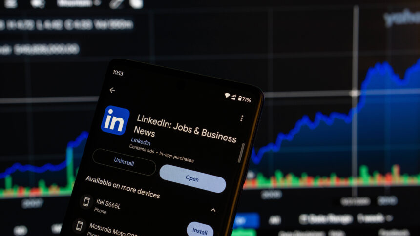 Auf einem Telefon ist die LinkedIn-App angezeigt.
