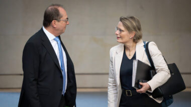 Innenminister Dobrindt und Justizministerin Hubig stehen nebeneinander im Gespräch.