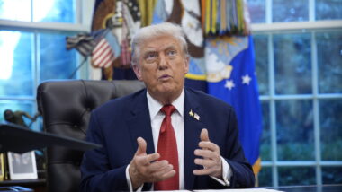 Donald Trump an seinem Schreibtisch