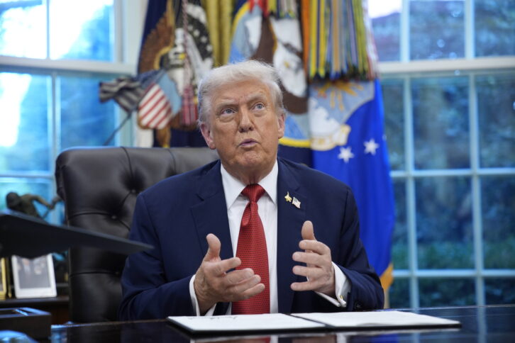 Donald Trump an seinem Schreibtisch