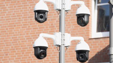 Vier Kameras an einem Mast